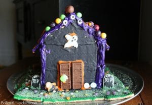 This is the cutest Haunted Halloween Gingerbread House ever. Such a fun halloween tradition and a great edible halloween craft to do with my kids!