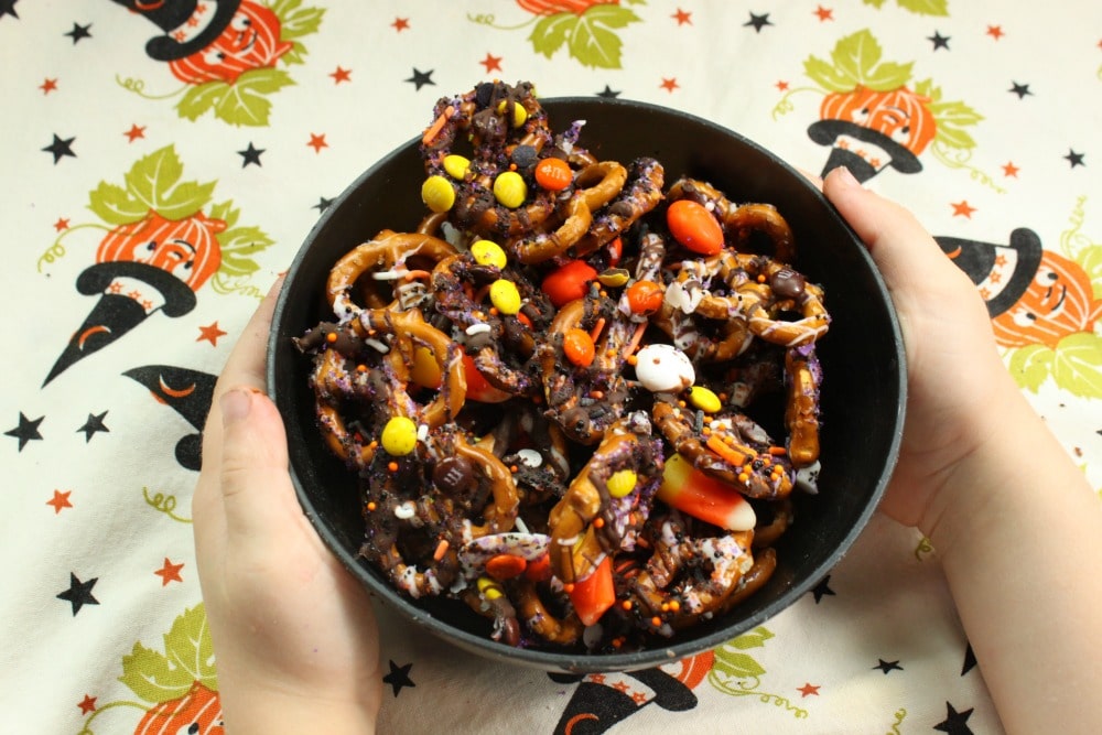 Need a spooky treat? Try the super easy Last Minute Halloween Pretzels. Classroom snack for kids. You just need chocolate, pretzels, sprinkles & candy corn.