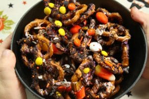 Need a spooky treat? Try the super easy Last Minute Halloween Pretzels. Classroom snack for kids. You just need chocolate, pretzels, sprinkles & candy corn.