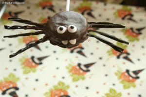 Oreo cookies are AWESOME! You can make the cutest treats like Bats & Spiders Halloween Oreos for your kids. Add a stick & you can make an oreo pop!