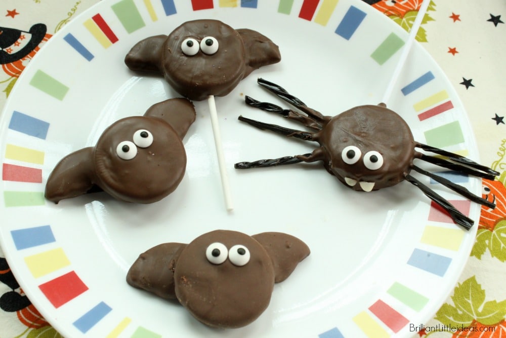 Oreo cookies are AWESOME! You can make the cutest treats like Bats & Spiders Halloween Oreos for your kids. Add a stick & you can make an oreo pop!