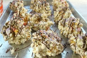 Do you have marshmallows, and popcorn? Kids are always wanting to cook so try these Easy Halloween Popcorn Balls together. #halloween #kidfood