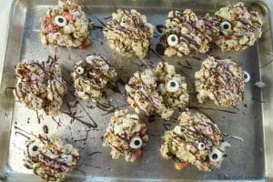 Do you have marshmallows, and popcorn? Kids are always wanting to cook so try these Easy Halloween Popcorn Balls together. #halloween #kidfood