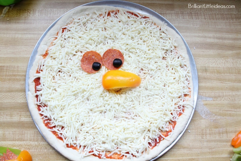Have a memorable Christmas movie night with popcorn and this Fun Snowman Pizza Recipe for Kids. #Christmas #holidays #snowman #kidfun #homemadepizza 