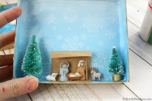 Make this fun Tiny Picture Ornaments for your Christmas Tree. Its an easy diy craft to keep your kids busy. Fast Holiday Decoration #Christmas #kidsCraft