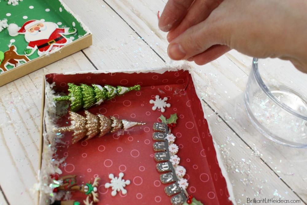 Make this fun Tiny Picture Ornaments for your Christmas Tree. Its an easy diy craft to keep your kids busy. Fast Holiday Decoration #Christmas #kidsCraft