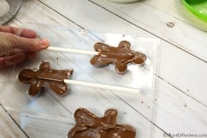Did you procrastinate again? Make these Last Minute Christmas Treats to give as yummy chocolate gifts for kids, or teachers. Chocolate sucker lollipops are even great for stocking stuffers. Ill show you how to make these complete with a diy video. #christmas #kidfun #kidcraft