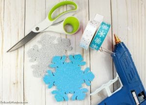 Preschool and big kids will love this Super Easy Snowflake Headbands. Looks great with your Frozen Elsa Costume. Fun ideas for birthday parties party favor or pretend play with friends. watch the how to diy video to create your own with ribbon and a foam snow flake.
